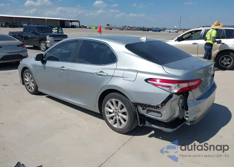 2020 Toyota Camry Le z USA, uszkodzony, nr VIN 4T1C11AK4LU400068